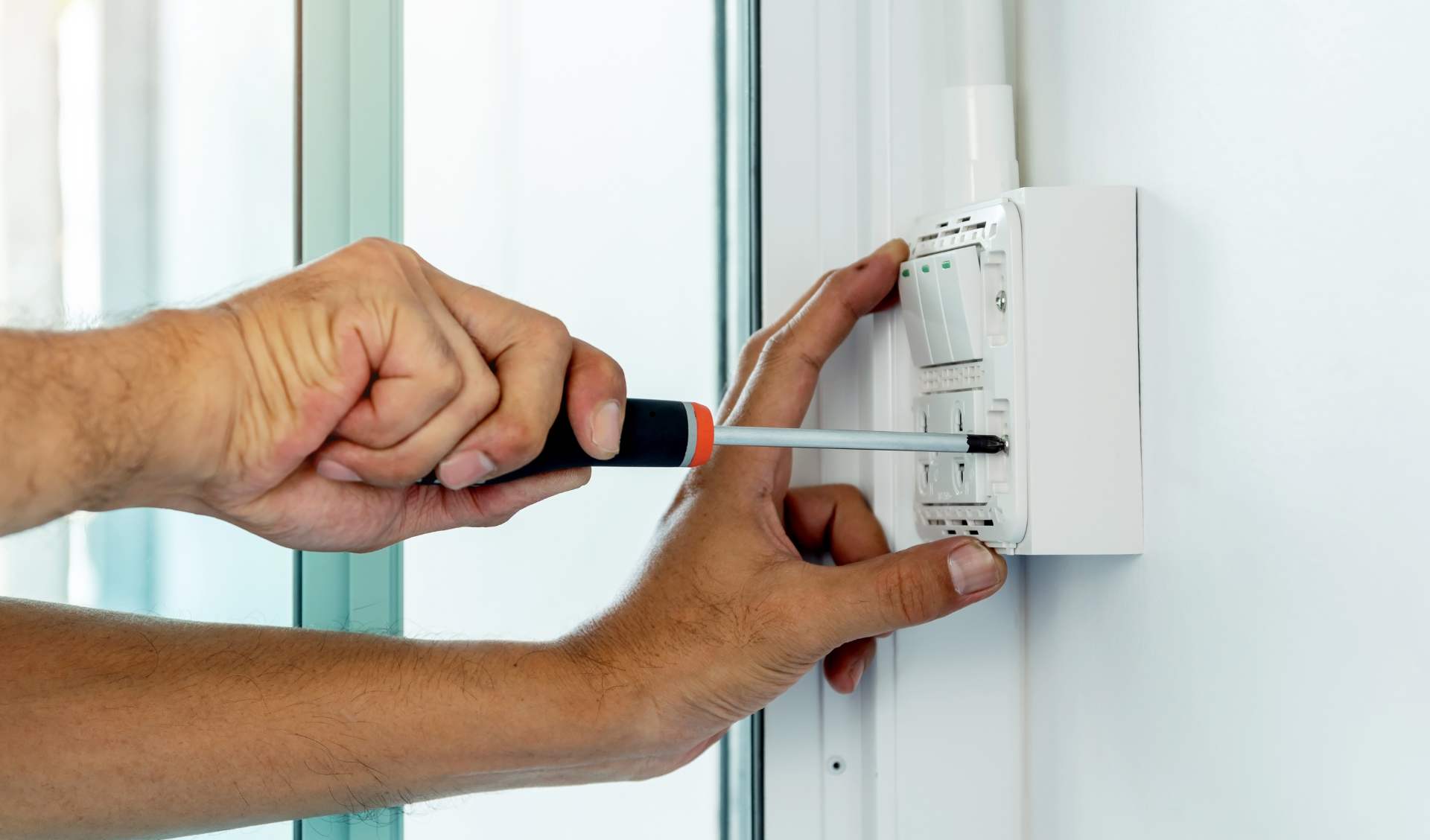 ¿Cuánto cuesta cambiar la instalación eléctrica de una casa? Guía de precio 2026