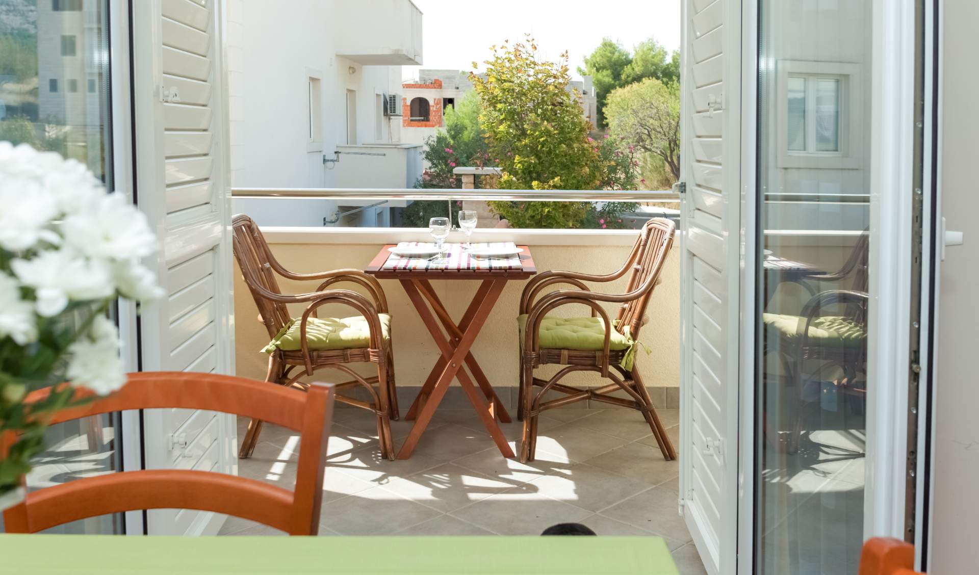Cómo refrescar una terraza en verano para disfrutar del exterior